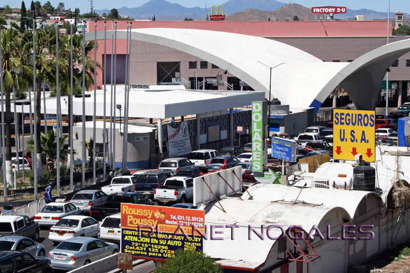 traffic lines at nogales deconcini border crossing